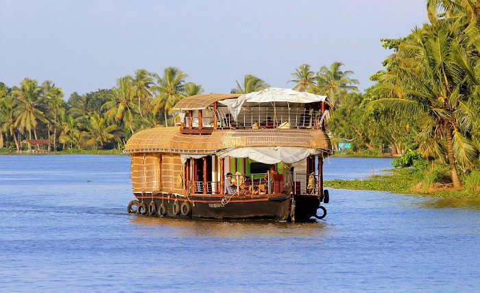 Life on the Backwaters: Kerala’s Floating Heritage houseboat kerala 2791119 1280